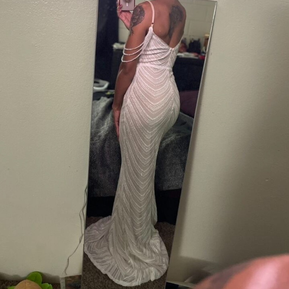 Elegant Ivory Evening Gown- 6(M) - Picture 14 of 16